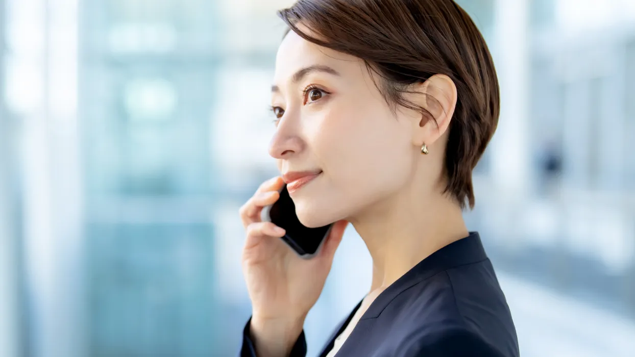 仕事でスマホを使う女性