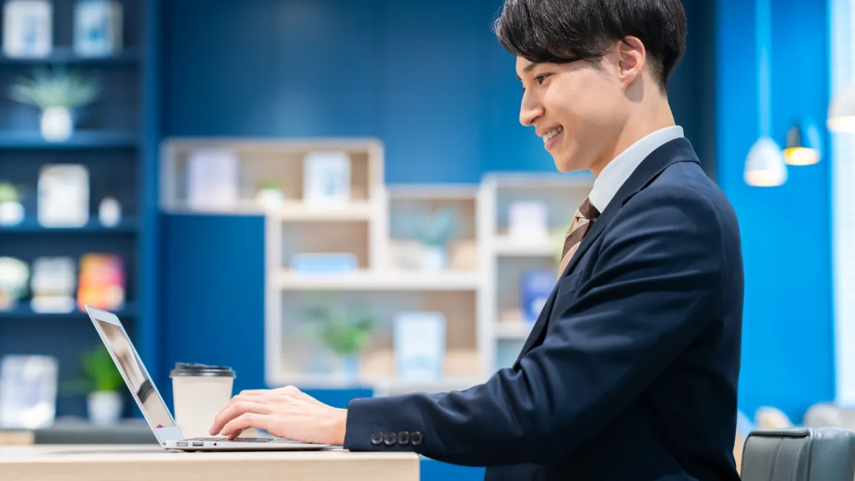 ノートPCで快適に仕事をする男性