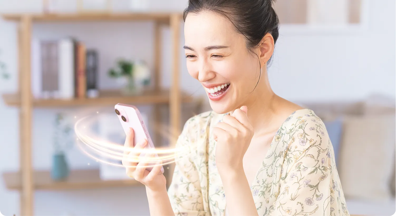 通信が快適で喜ぶ女性