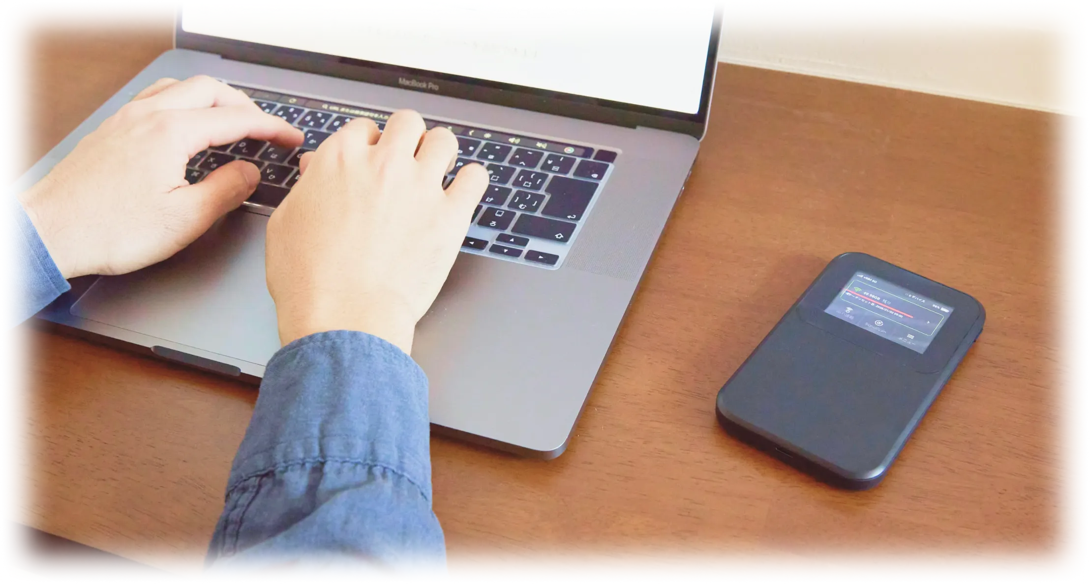 5G wifiを活用しつつノートPCを操作する人