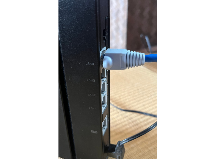 LANケーブルをルーターやパソコンに接続する